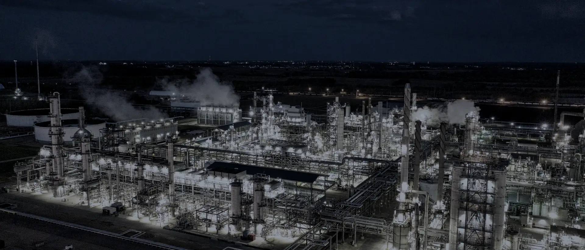 Impianto industriale energetico illuminato di notte